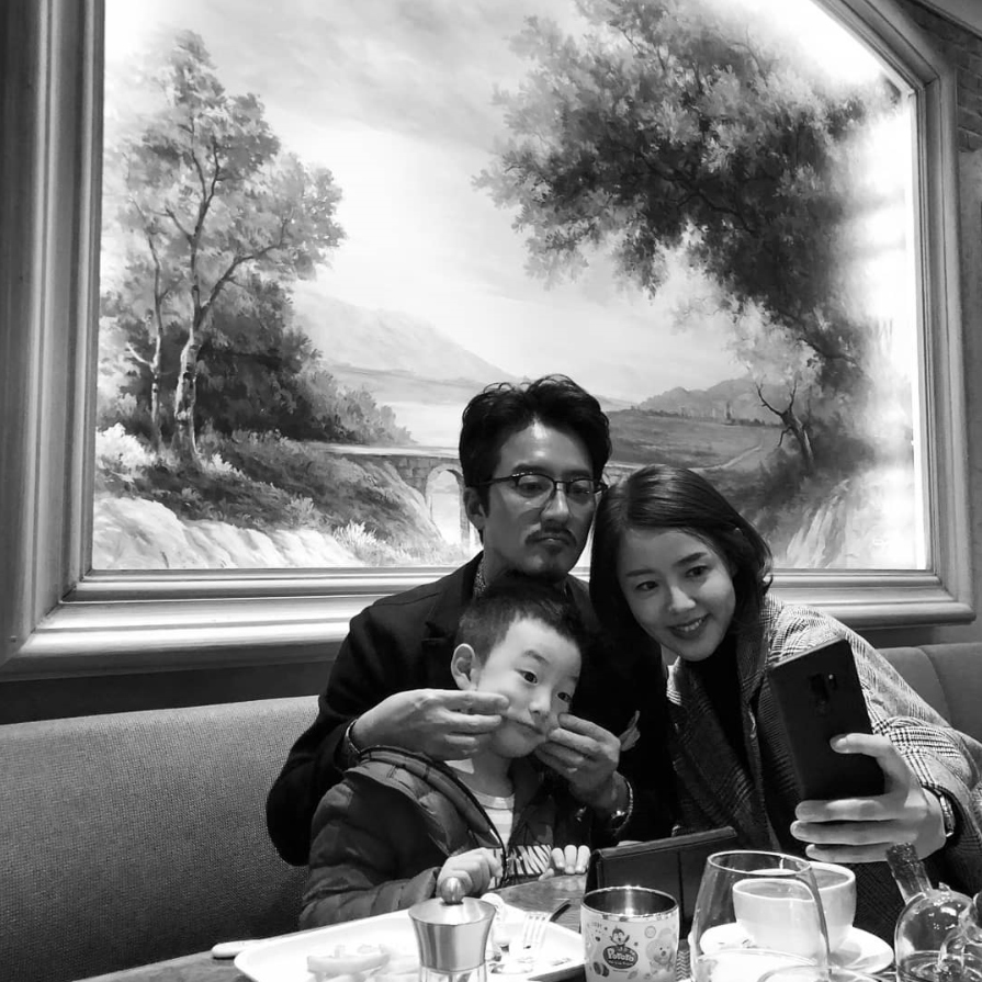 チョン・ジュノ＆イ・ハジョン夫妻と息子シウク君の幸せ家族写真
