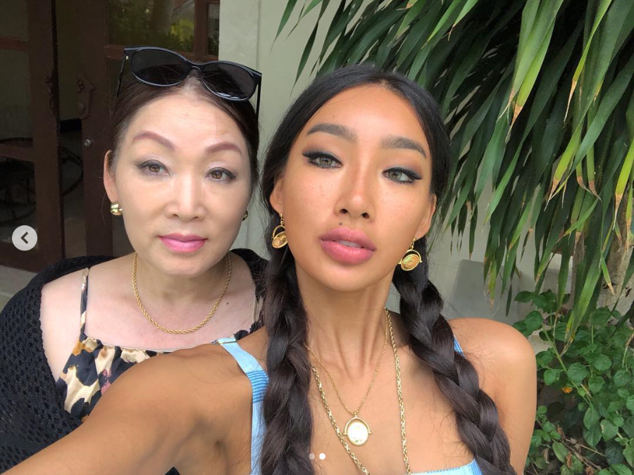 ママとそっくりムン・ガビの自撮り　「実はパパ似」