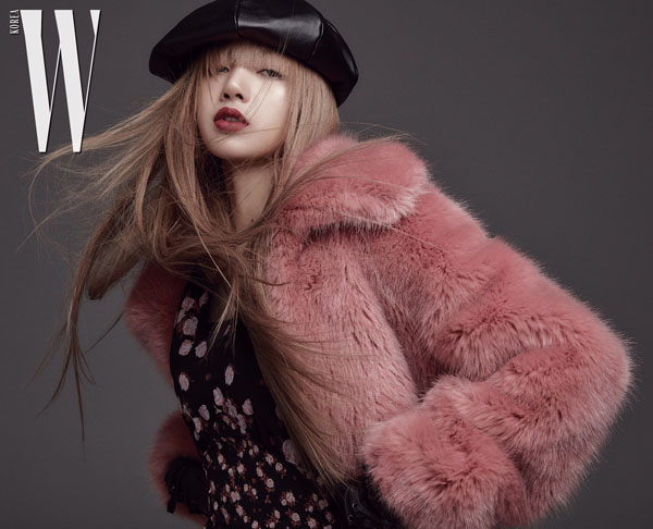 Michael Korsを着こなすBLACKPINKリサ＝「W KOREA」