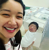 キム・ビヌが第2子出産 「ママのほほ笑み」