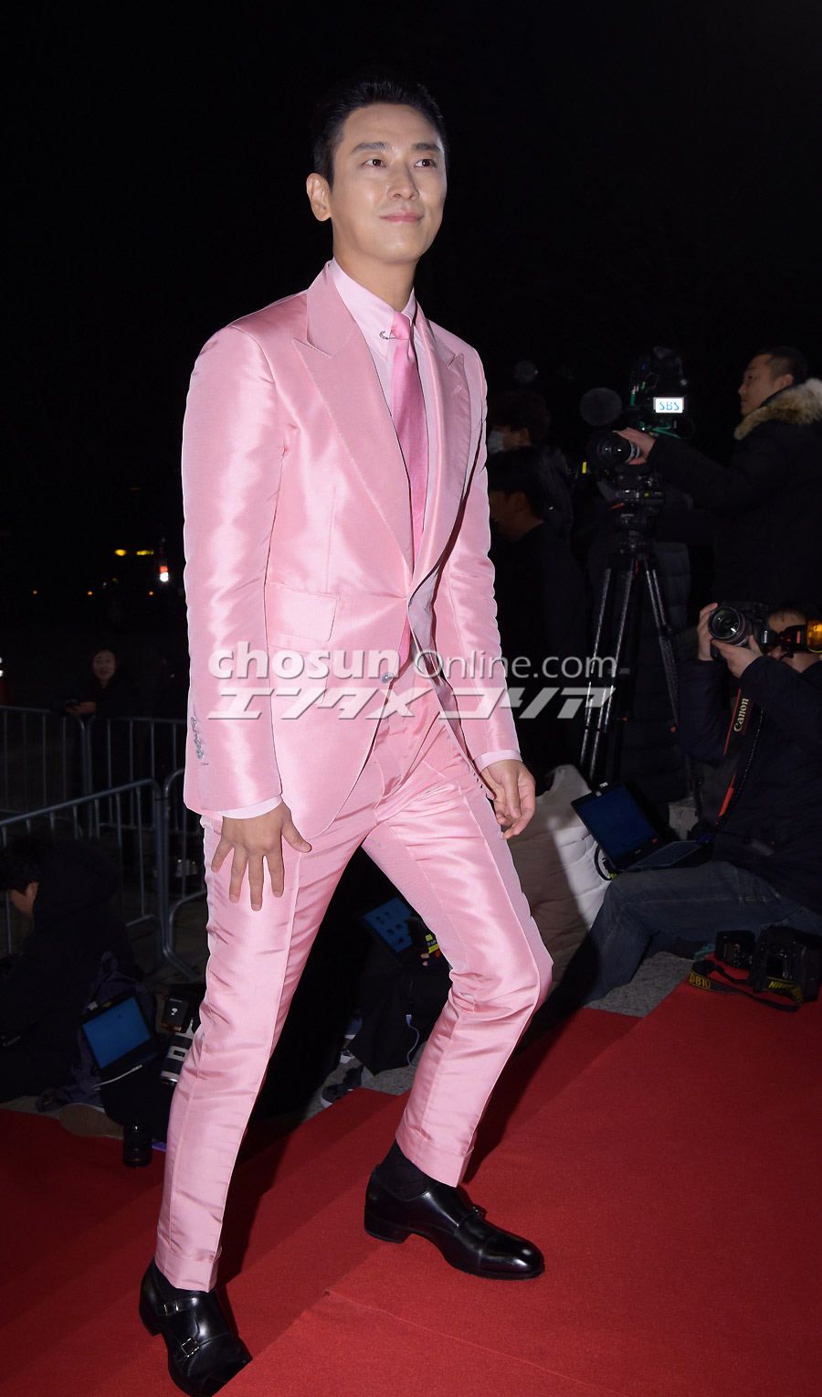 【フォト】ピンクのスーツが目を引くチュ・ジフン＝青龍映画賞