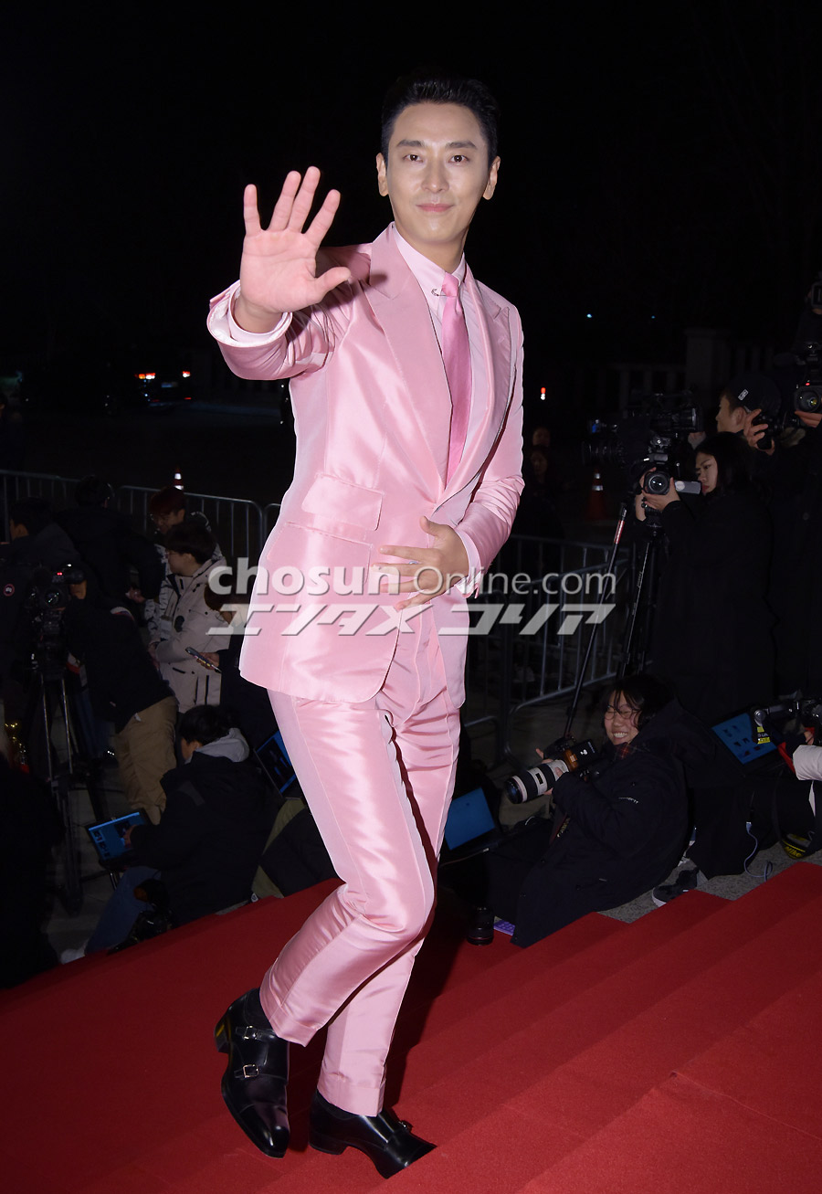 【フォト】ピンクのスーツが目を引くチュ・ジフン＝青龍映画賞