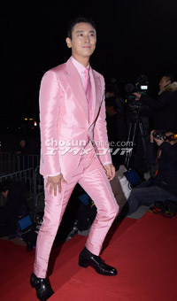 【フォト】ピンクのスーツが目を引くチュ・ジフン=青龍映画賞