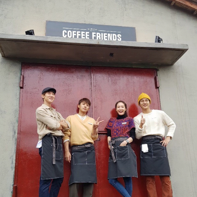 ユ・ヨンソク＆ソン・ホジュンがカフェ経営、チェ・ジウらと記念撮影