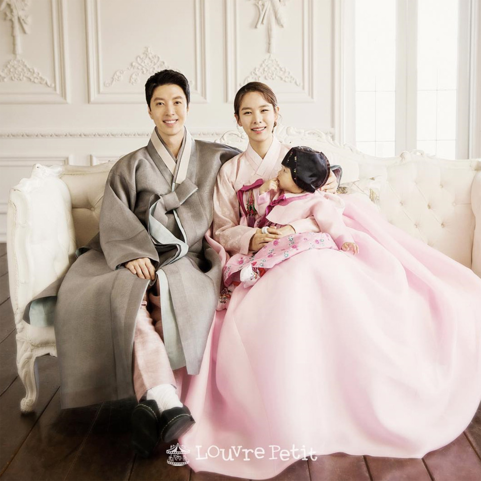イ・ドンゴン＆チョ・ユニ、娘と一緒の家族写真公開