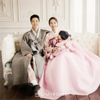 イ・ドンゴン&チョ・ユニ、娘と一緒の家族写真公開
