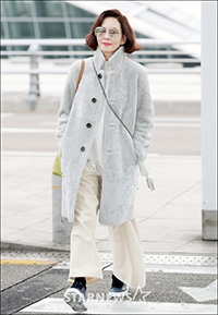 【フォト】ラグジュアリーな空港ファッションのキム・ナムジュ