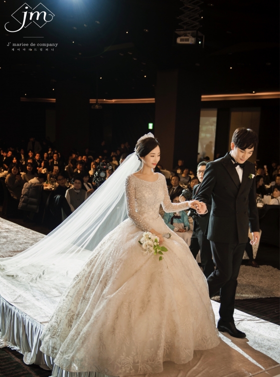 キム・ギョンロクが結婚式写真公開　花嫁と幸せのキス