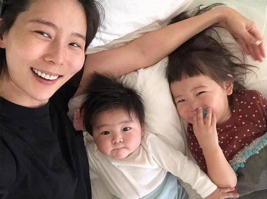 離婚発表キム・ナヨン、2児と一緒の明るい姿を公開