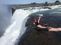 チン・ジェヨン、アフリカの滝で水遊び