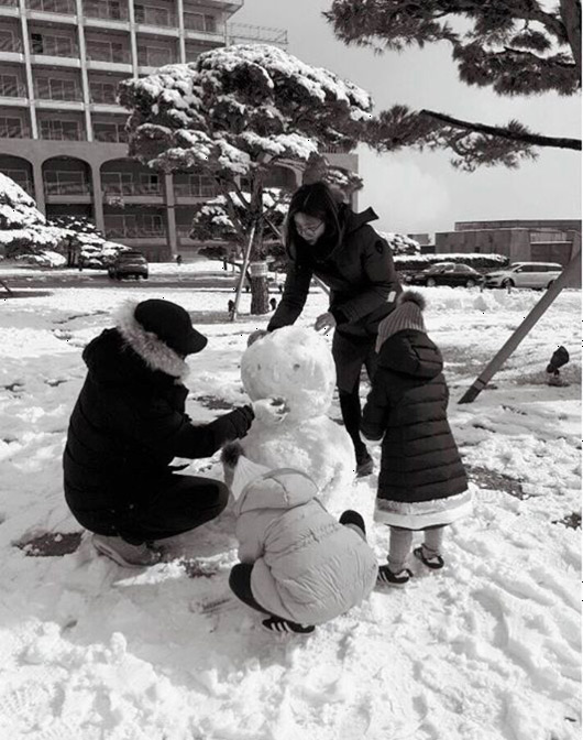 パク・ソルミ＆ハン・ジェソク、2人の娘と一緒に雪だるま作り