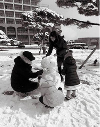 パク・ソルミ&ハン・ジェソク、2人の娘と一緒に雪だるま作り