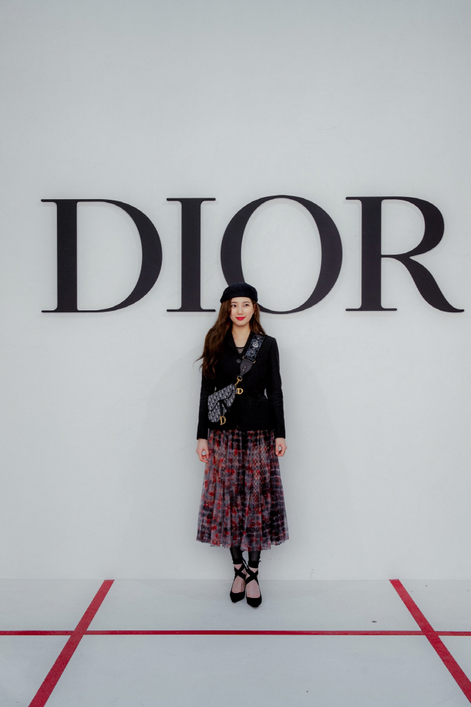 「パリジェンヌ」ルックのスジ、Diorのコレクションに出席