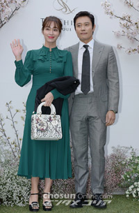 【フォト】イ・ビョンホン＆イ・ミンジョン夫妻「結婚式に出席しました」