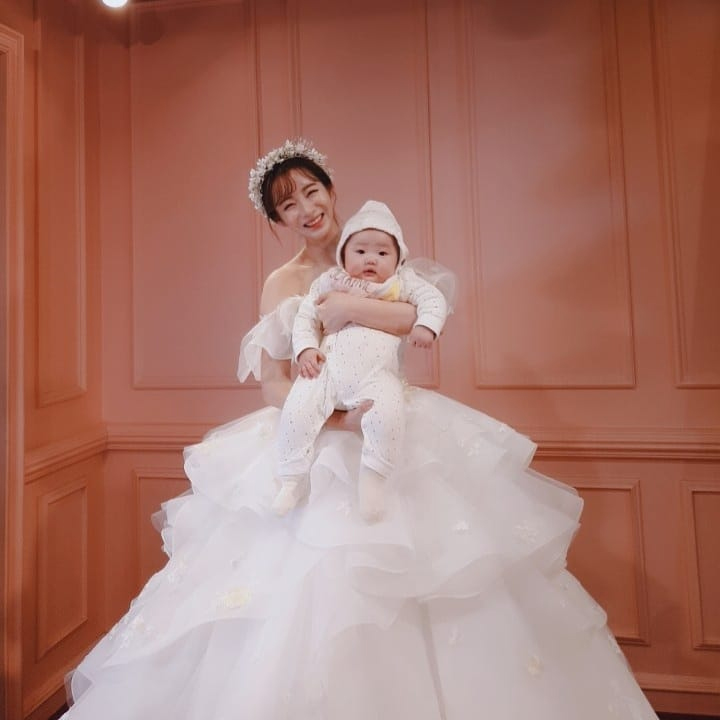 結婚1周年、アン・ソミがウエディングドレス姿で娘と記念撮影