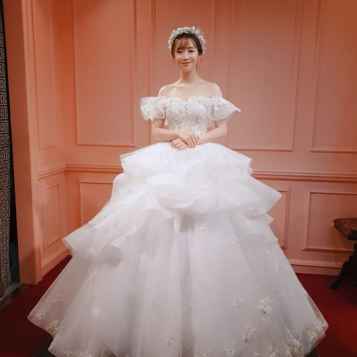 結婚1周年、アン・ソミがウエディングドレス姿で娘と記念撮影