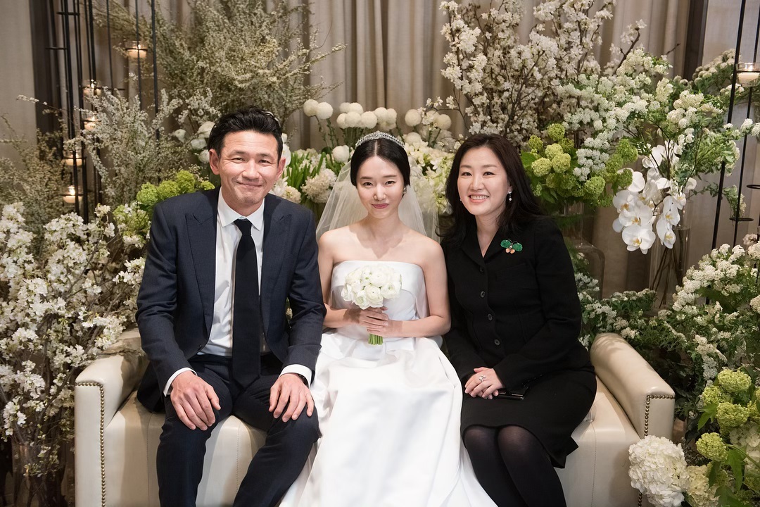 イ・ジョンヒョン、イ・ビョンホン夫妻らとの結婚式記念写真公開