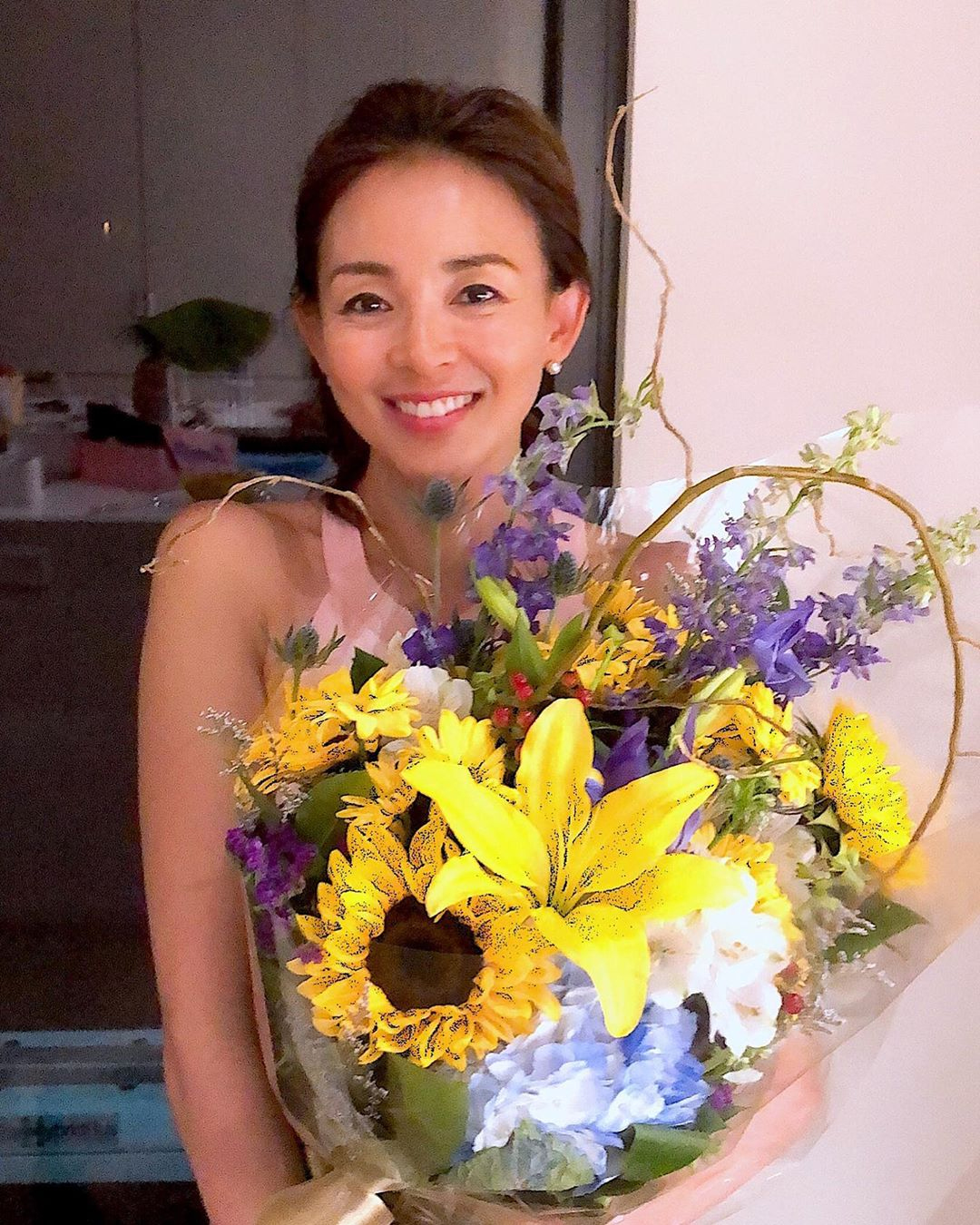 秋山選手からサプライズで花束プレゼント、SHIHO感激
