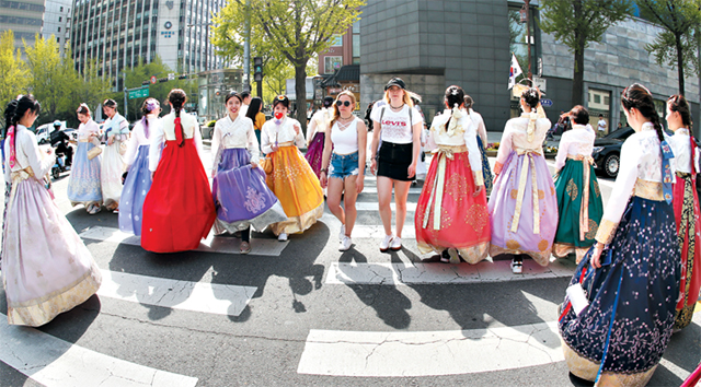 見た目華やか、街にあふれる韓服姿の観光客