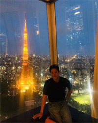 チュウォンが日本旅行、東京タワーを背景に記念写真