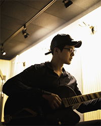 ギターを手にしたキム・ヒョンジュン、作業中の近況