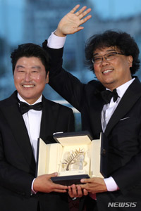 【フォト】ポン・ジュノ&ソン・ガンホ「パルム・ドール」受賞でポーズ=カンヌ映画祭