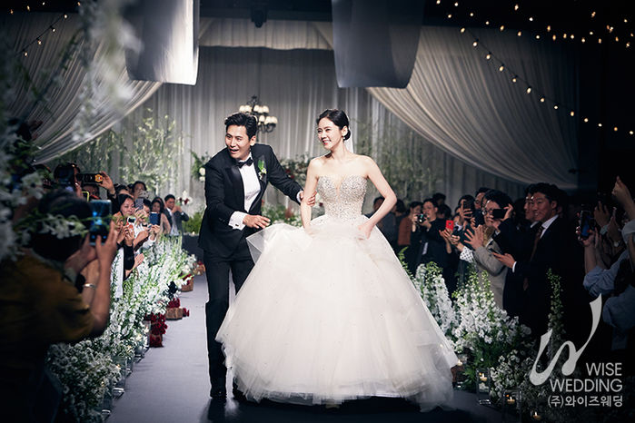 チュ・ジャヒョン＆ユー・シャオグァン、結婚式の写真公開