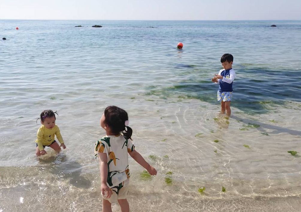 ソ・ユジン、3人の子どもたちと済州の海で水遊び