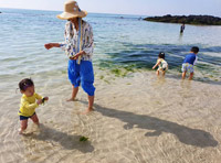 ソ・ユジン、3人の子どもたちと済州の海で水遊び
