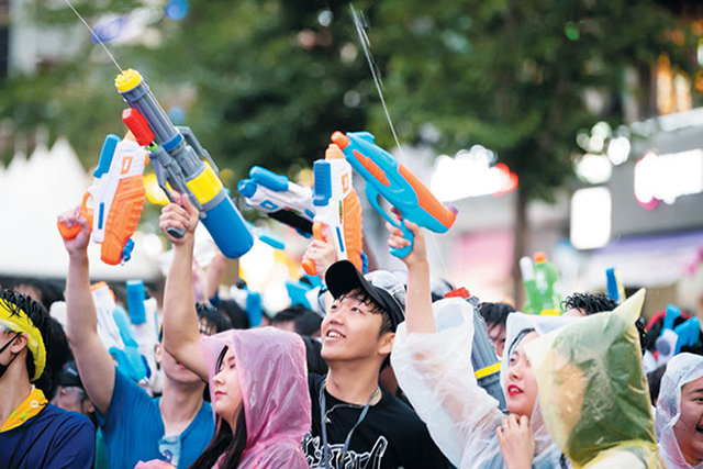 数万人で水鉄砲バトル！　韓国各地で水遊びイベント開催