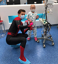 『スパイダーマン』トム・ホランドが病児と対面