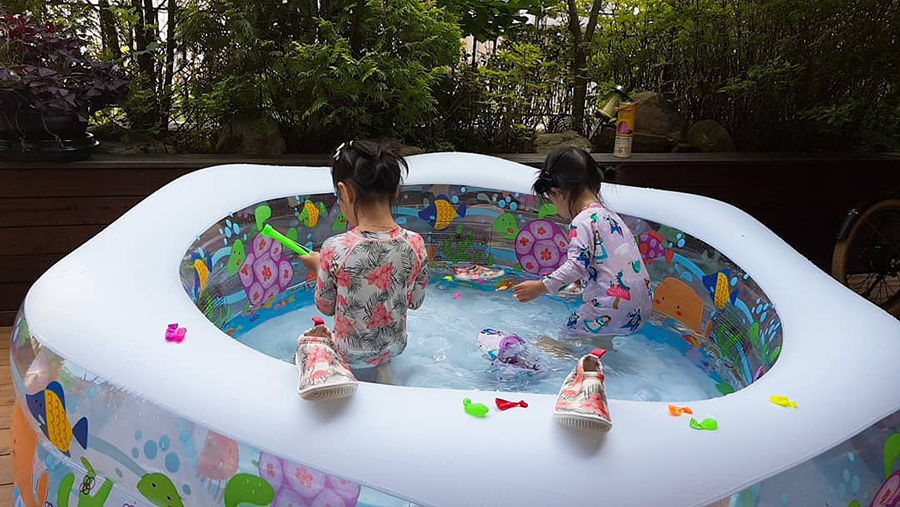 イン・ギョジン＆ソ・イヒョン夫妻の2人の娘、ばしゃばしゃ水遊び