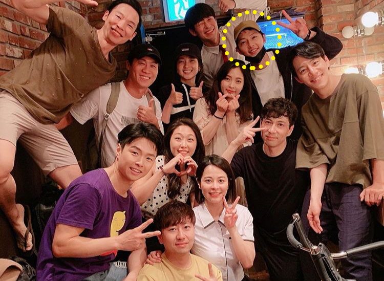 ▲ソン・ジュンギ（上段右から2番目）が俳優仲間たちと一緒に笑顔を浮かべている。／キム・ナムホのインスタグラムより