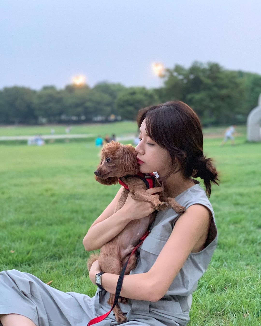 Girl’s Dayヘリ、愛犬と一緒に公園にお出かけ