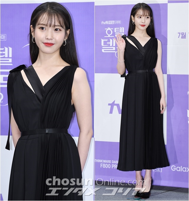 セレブファッション：IU、黒コーデが魅惑的