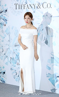 【フォト】ドレス姿で優雅さを振りまくキム・ソヨン