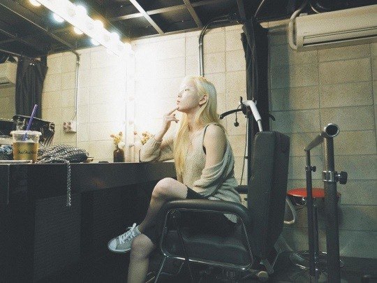 テヨン、髪と眉を脱色して金髪に変身