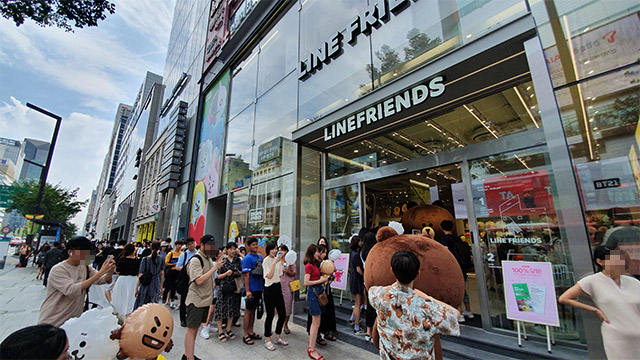 ソウル・江南に人だかり！　「LINE FRIENDS」ショップ開店前から長蛇の列