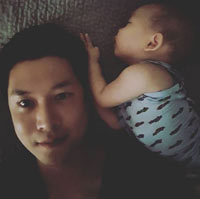 チョ・ヒョンジェ、かわいらしい息子とお昼寝