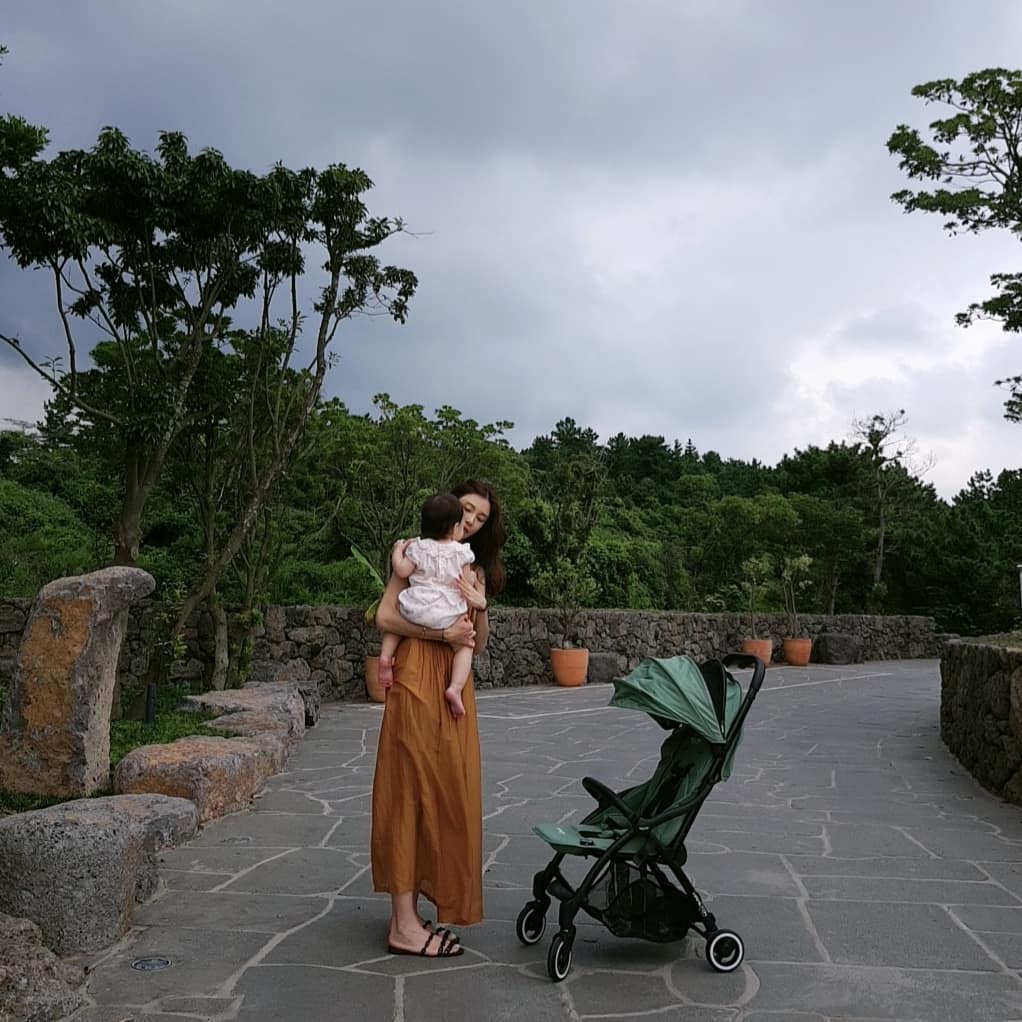 チャ・イェリョン、娘と初の済州島旅行　「ママにべったり」