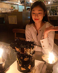 29歳キム・ヨナ、バースデーケーキを前に笑顔
