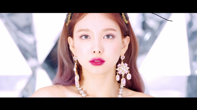 TWICEが23日新譜発表、メンバー別映像ナヨンから公開