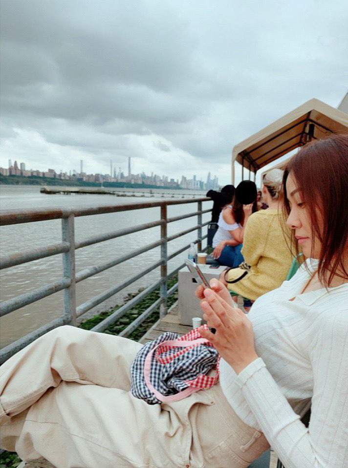 ソン・テヨン、夫と川を眺めながらコーヒーでホッと一息