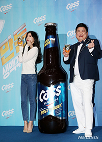 【フォト】A Pinkナウン&キム・ジュンヒョン、ビールを手にポーズ