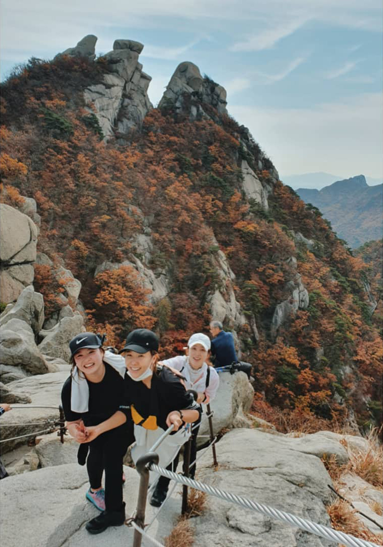 ソ・ユジン、イ・シヨン＆パク・ソルミと北漢山の頂上でパチリ