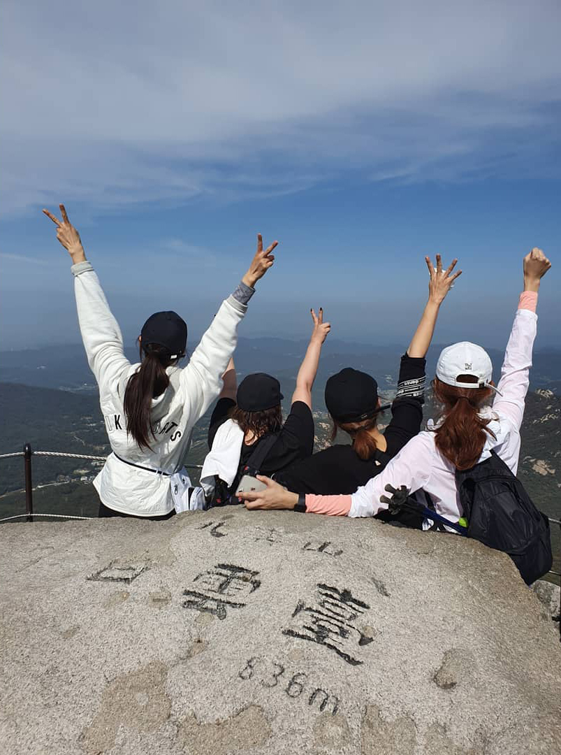 ソ・ユジン、イ・シヨン＆パク・ソルミと北漢山の頂上でパチリ