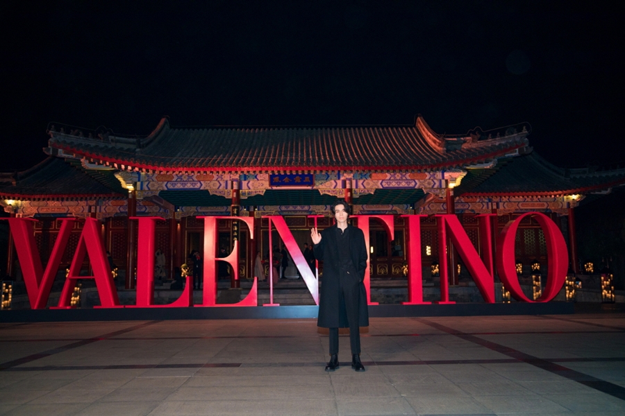イ・ドンウク、北京のオートクチュールショーに出席…シックな黒一色ファッション