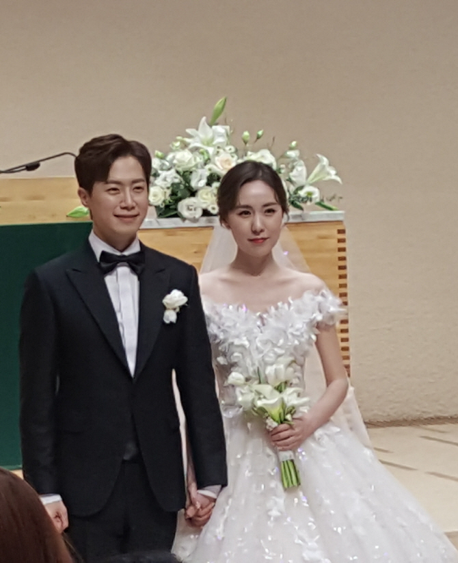 カン・ミヨン＆ファン・バウルの結婚式の写真公開