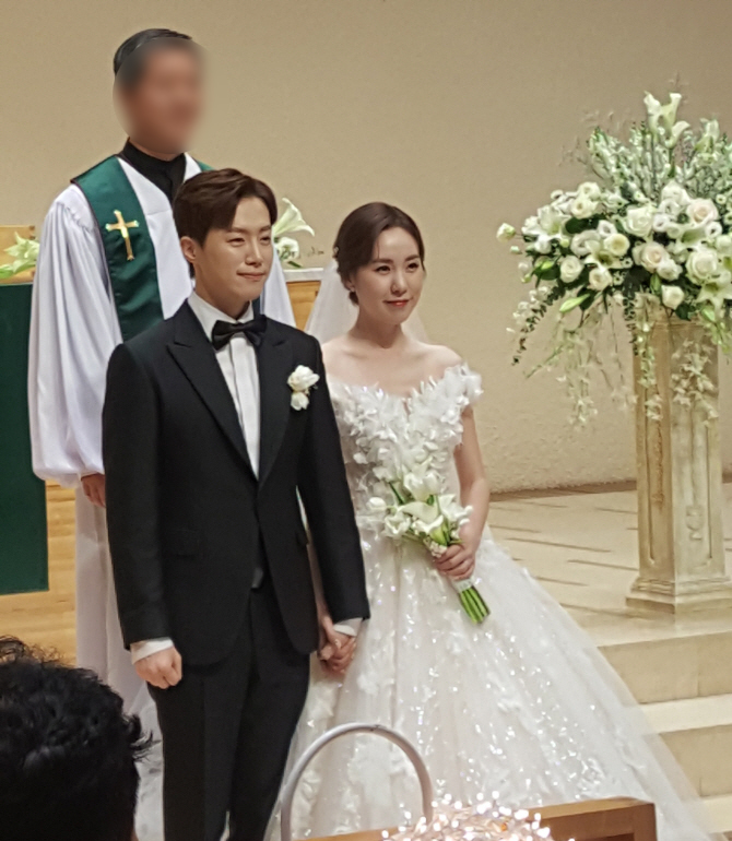 カン・ミヨン＆ファン・バウルの結婚式の写真公開