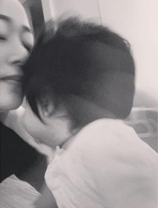 「赤ちゃんのにおい…」　キム・ヒョジン、生後7カ月の次男とパチリ